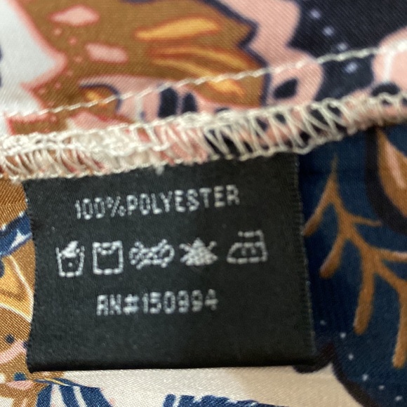 Stunning floral satin pleat back top. Belldini. SZ 2X. NWOT - Picture 5 of 5